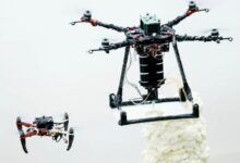 BuilDrones (R) مواد خود را در طول پرواز به صورت سه بعدی چاپ می کنند و ScanDrones (L) به طور مداوم خروجی خود را برای کنترل کیفیت اندازه گیری می کنند. اعتبار تصویر: امپریال کالج لندن